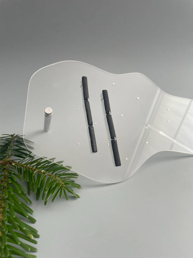 Long Thin Earrings Black Polymer Clay Minimalistic Hanging Elegant Lightweight Modern von WowLookAtYou