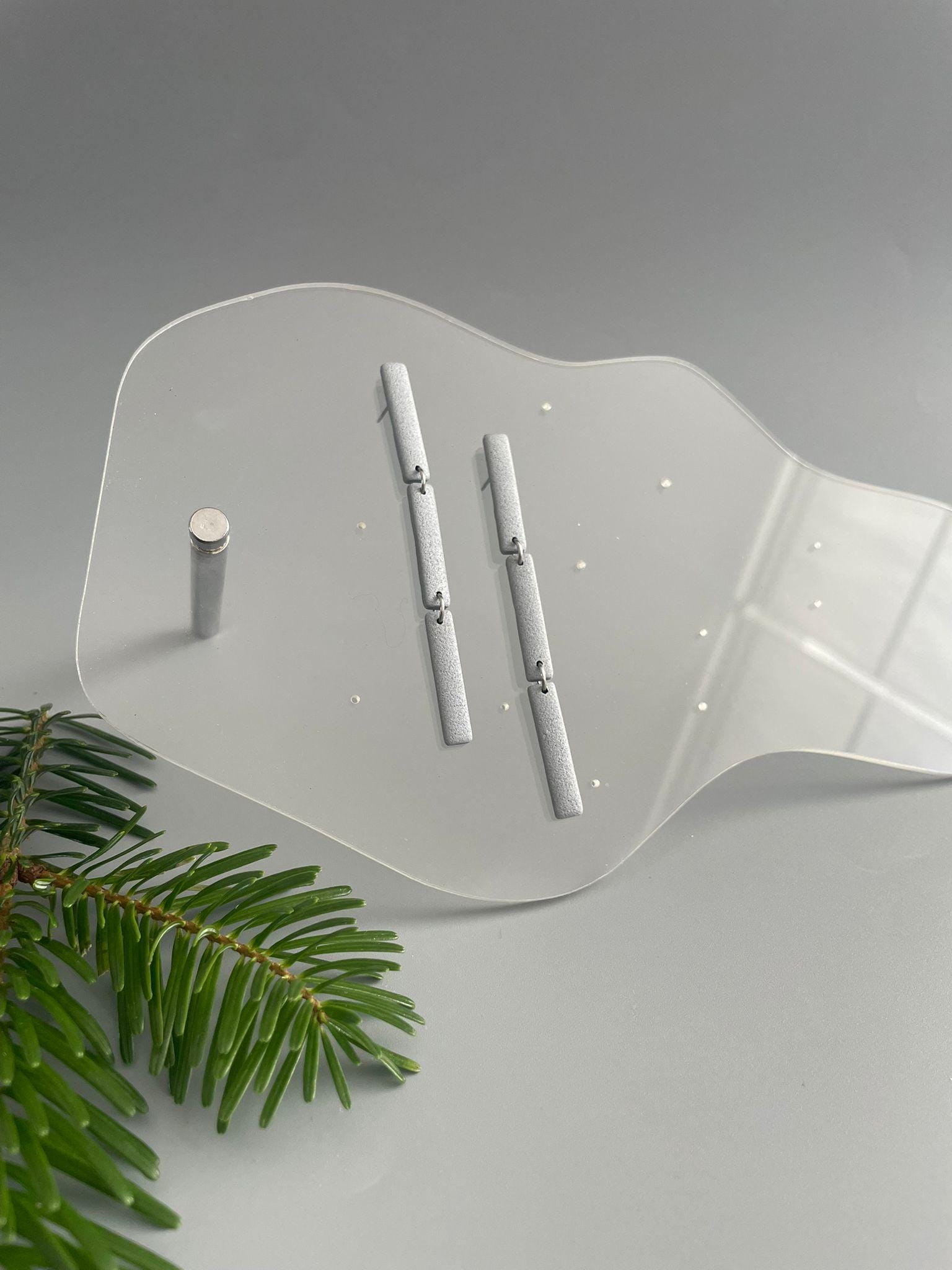 Long Thin Earrings Grey Metallic Polymer Clay Minimalistic Hanging Elegant Lightweight Modern Silver von WowLookAtYou