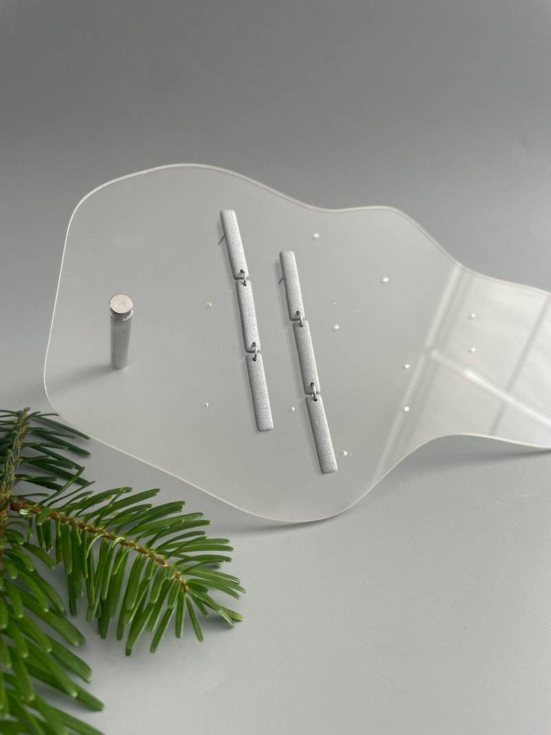 Long Thin Earrings Grey Metallic Polymer Clay Minimalistic Hanging Elegant Lightweight Modern Silver von WowLookAtYou