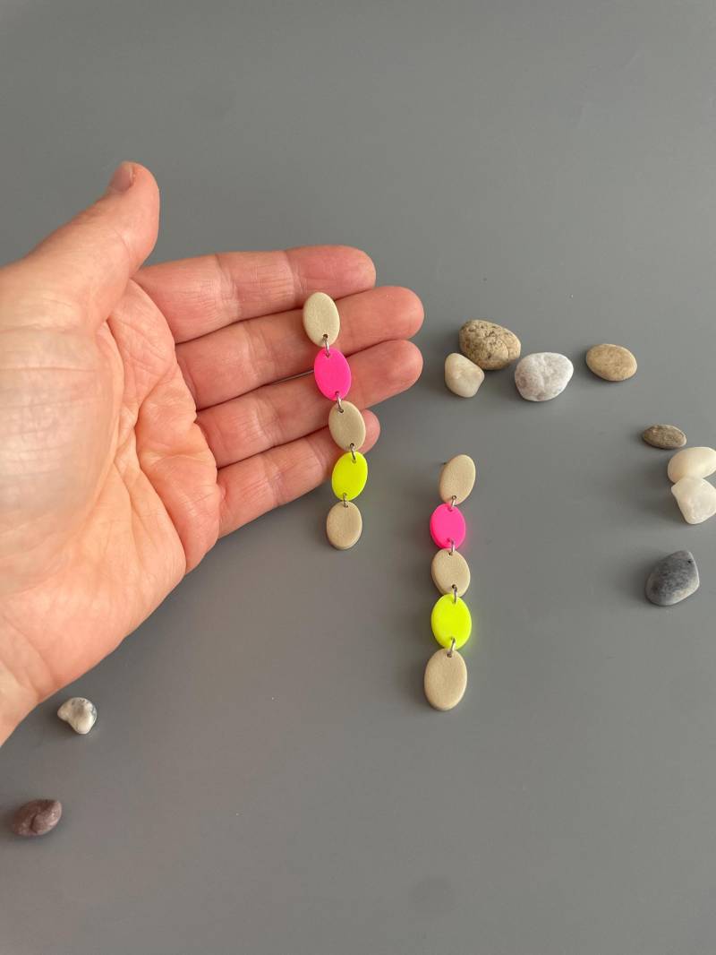 Long Vibrant Earrings Of Beige & Neon Polymer Clay Rounds Fimo Schmuck Regenbogen Birthday Gift For Her Dangly Colourful Long Vibrant Earrings Of Beige & Neon Polymer Clay Rounds Fimo Schmuck Regenbogen Birthday Gift For Her Dangly Colourful von WowLookAtYou