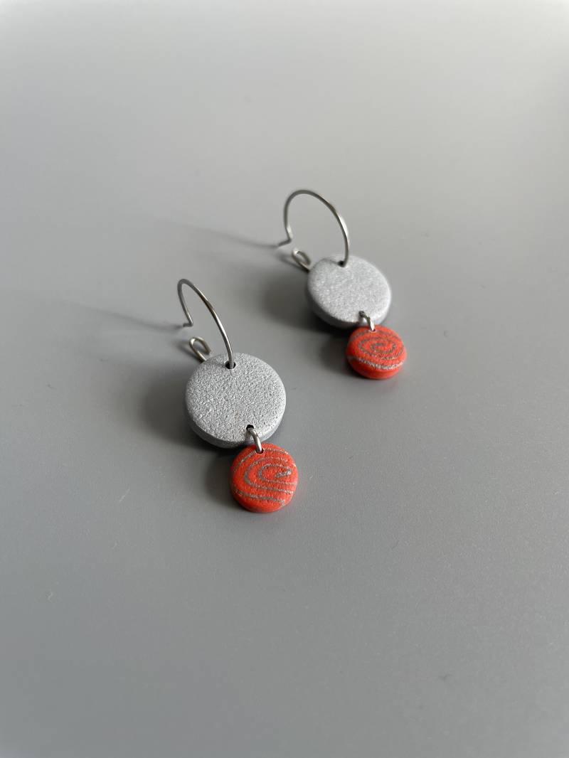 Metallic Grey Abstract Pattern Hoop Earrings Polymer Clay Stainless Steel Hoops Eye-Catching Fimo Schmuck Elegant Gift For Her von WowLookAtYou