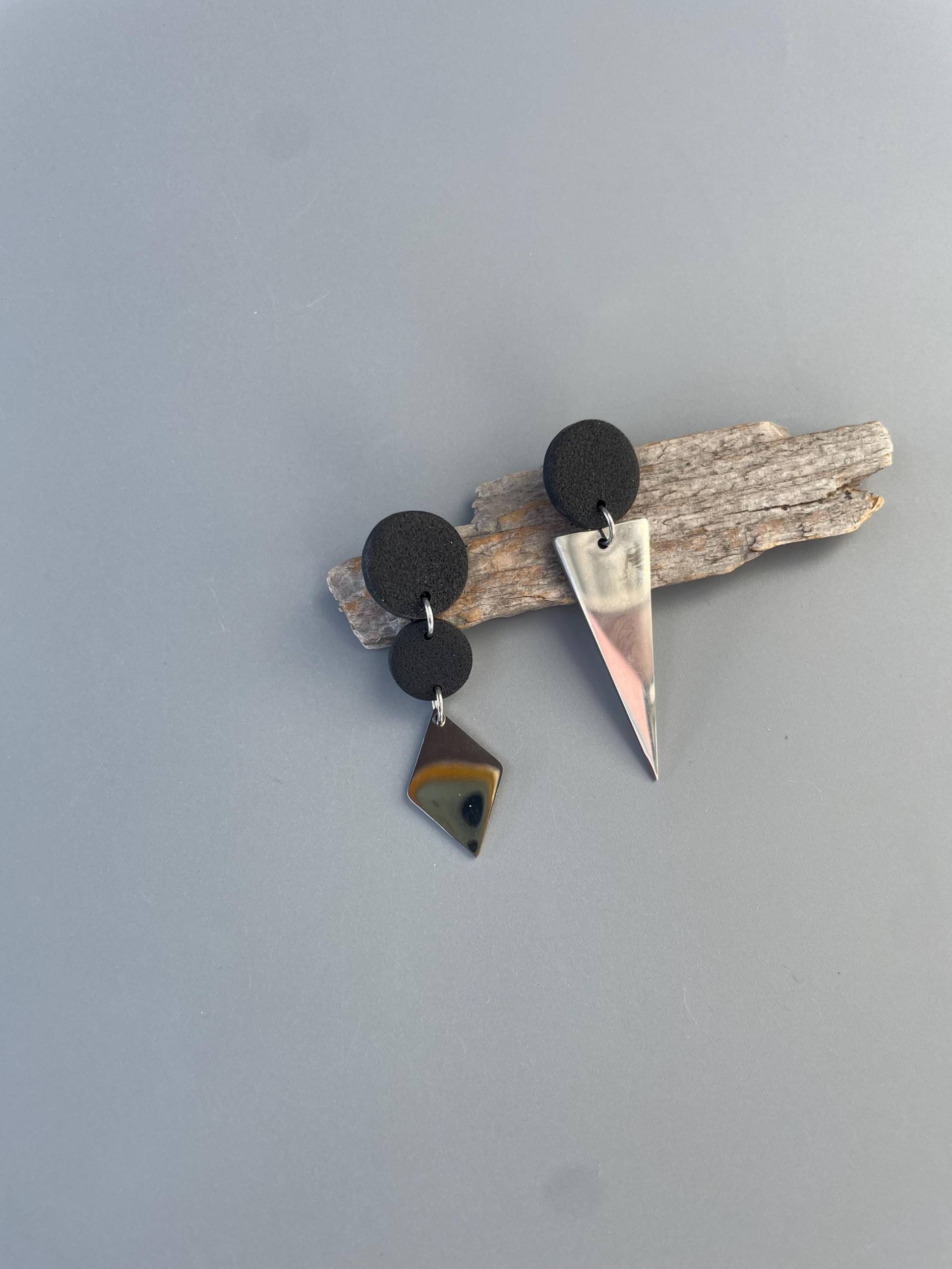 Mismatched Black Earrings With Shiny Brass Rhombus Triangle Golden & For Evening Elegant Asymmetric Mismatched Black Earrings With Shiny Brass Rhombus Triangle Golden & For Evening Elegant Asymmetric von WowLookAtYou