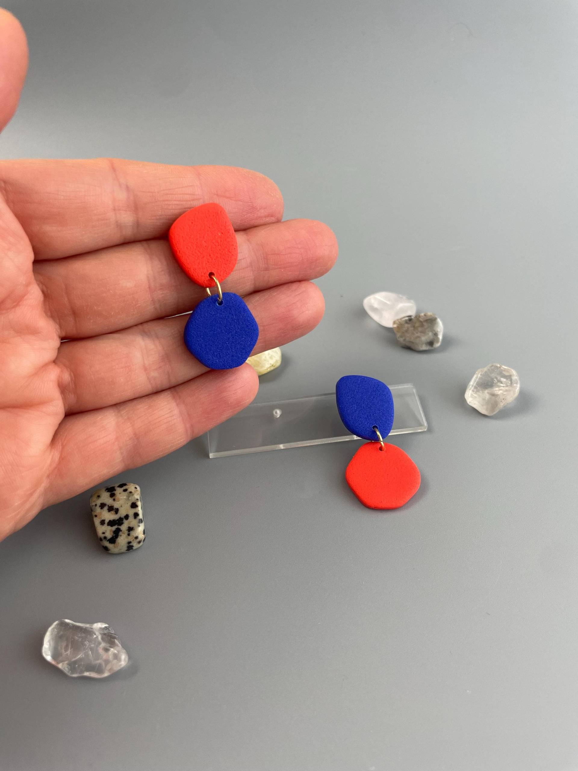 Mismatched Earrings Of Royal Blue & Poppy Red Polymer Clay Statement Studs Organic Shaped Vibrant Design Asymmetric von WowLookAtYou