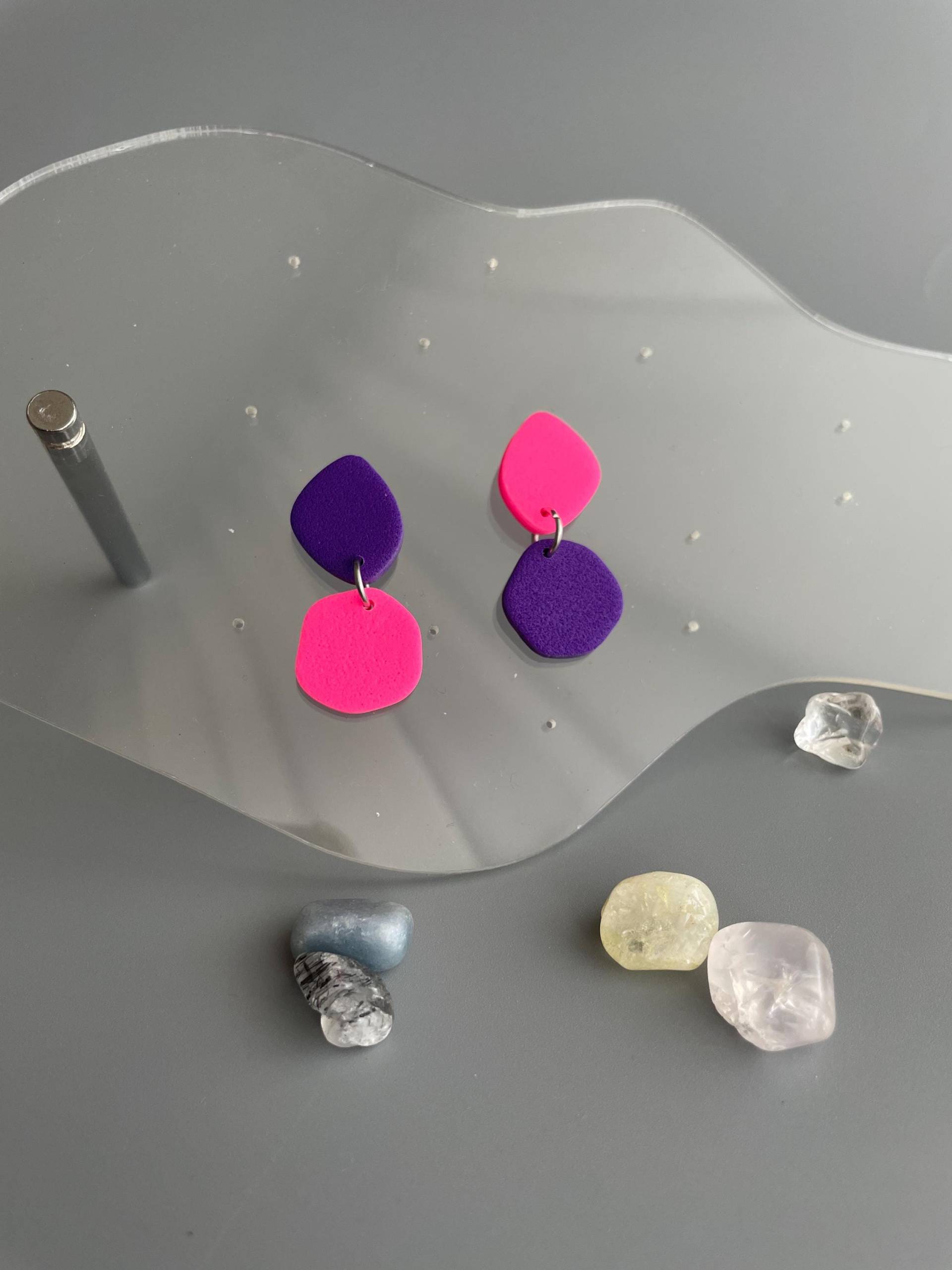 Mismatched Earrings Statement Studs Of Polymer Clay Hot Pink & Violet Organic Shaped Bright von WowLookAtYou