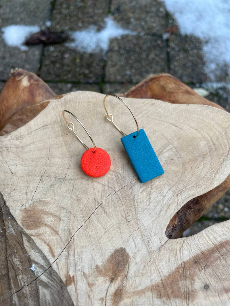Hoop Earrings Asymmetric Petrol Blue Poppy Red Earrings Polymer Clay Geometric For Her Jewelry Gift Colorful Mismatched Hoops von WowLookAtYou