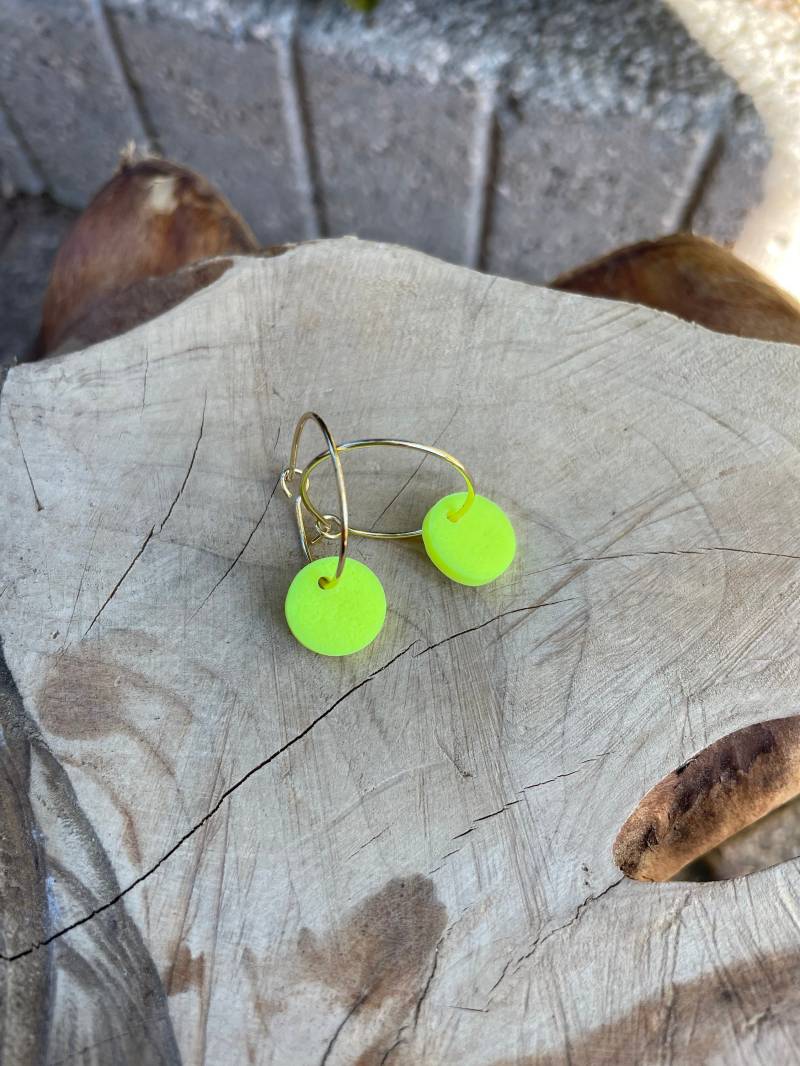 Neon Earrings Polymer Clay Gold Plated Hoops Minimalist Neon Yellow For Everyday Wear Fimo Schmuck Gift Her von WowLookAtYou