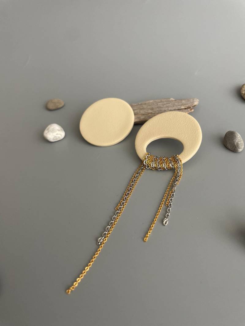 Oversized Round Stud Earrings Beige Polymer Clay Golden & Silver Chain Asymmetric Fimo Schmuck Eye-Catching Ohrringe Big Studs von WowLookAtYou