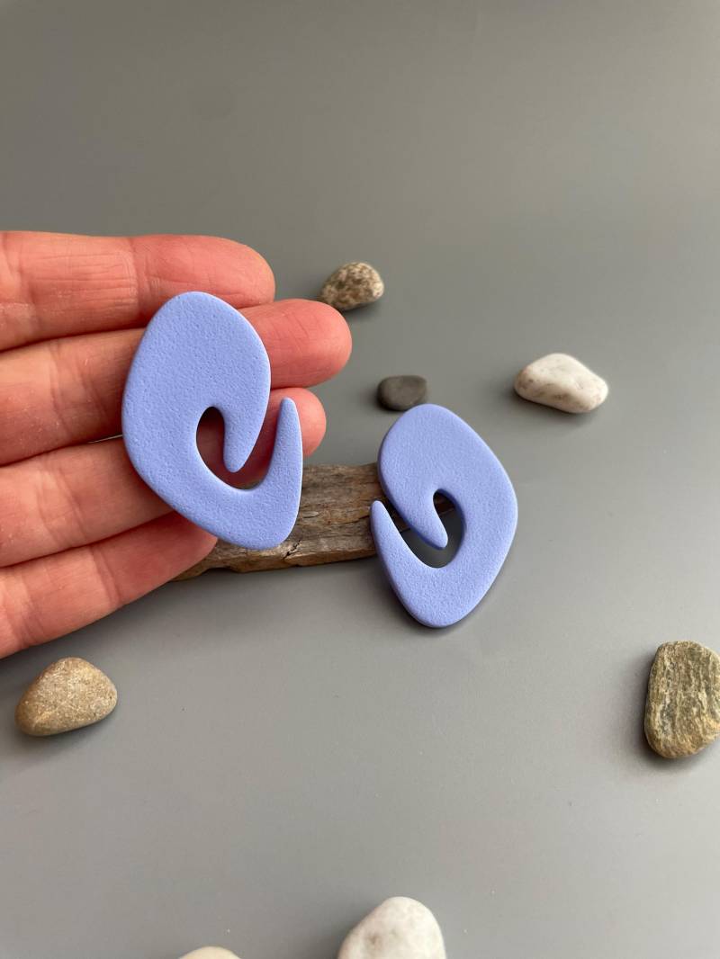 Periwinkle Stud Earrings Organic Shape Polymer Clay Quirky Big Fimo Schmuck Eye-Catching Design Vibrant Blue Earrings For Special Occasion von WowLookAtYou