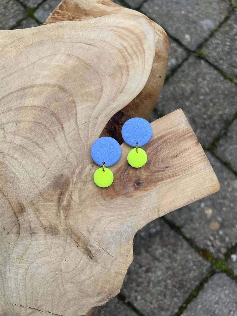 Stud Earrings Small Neon & Periwinkle Polymer Clay Round For Everyday Bright Studs Vibrant Lightweight Her Men von WowLookAtYou