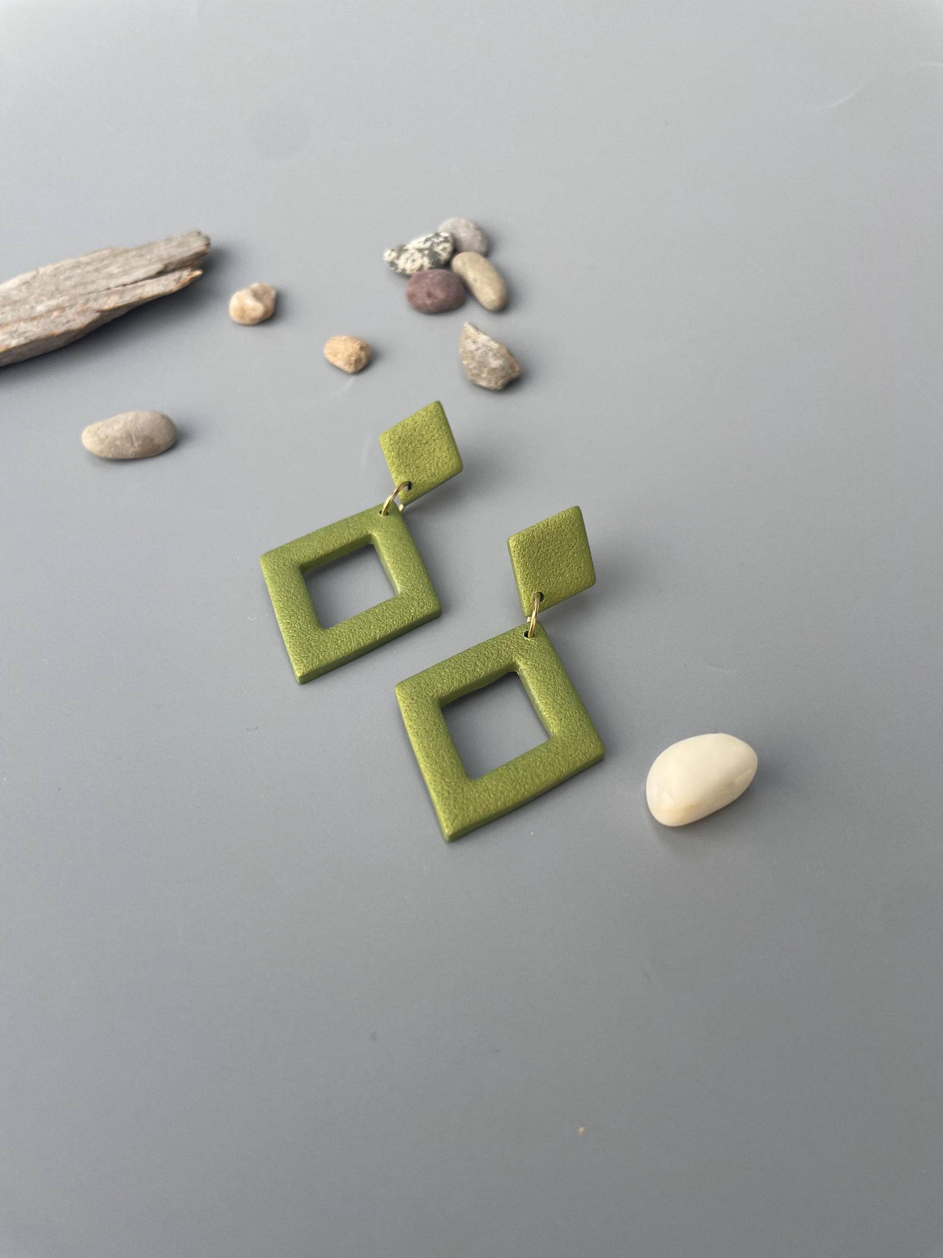Rhombus Earring Metallic Olive Green Polymer Clay Geometric Hanging Earrings Jewelry Gift For Her Elegant Minimalistic Rhombus Earring Metallic Olive Green Polymer Clay Geometric Hanging Earrings Jewelry Gift For Her Elegant Minimalistic von WowLookAtYou