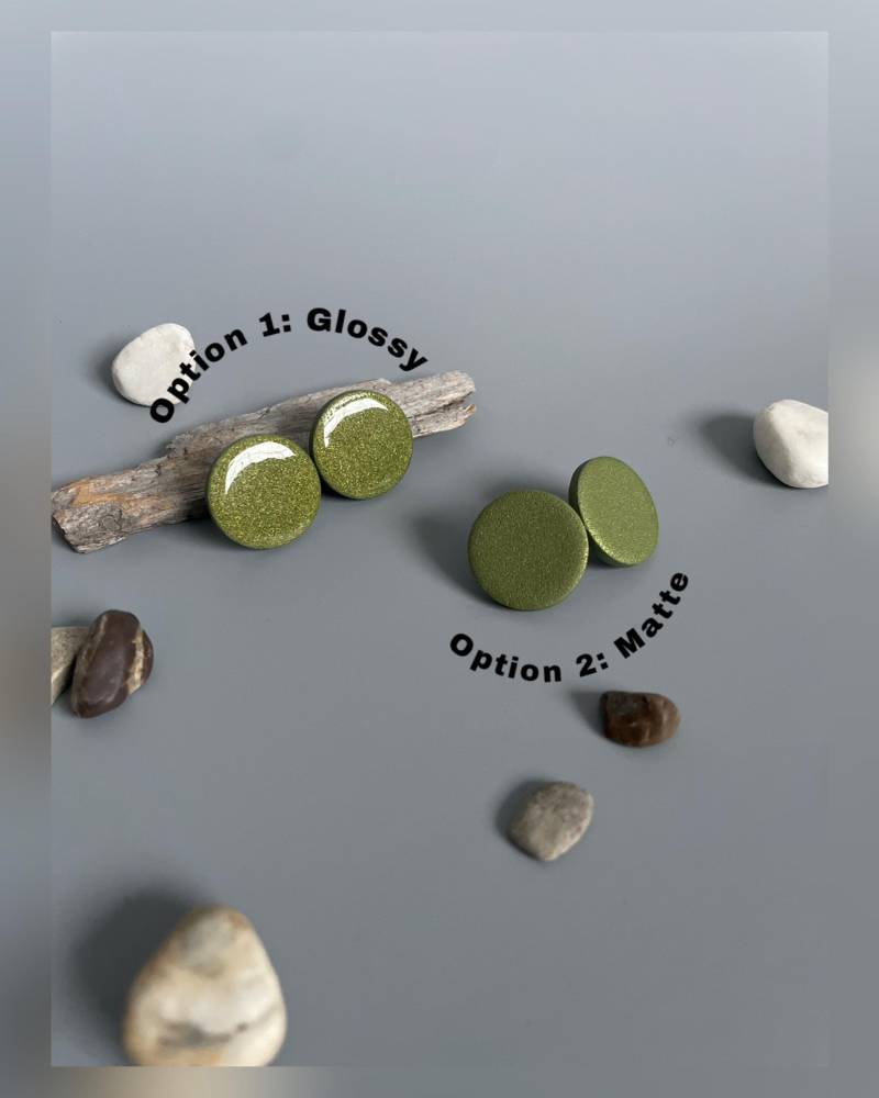 Simple Round Earrings Of Polymer Clay Olive Green Minimalist Studs Glossy Or Matt For Everyday Unisex Earring von WowLookAtYou