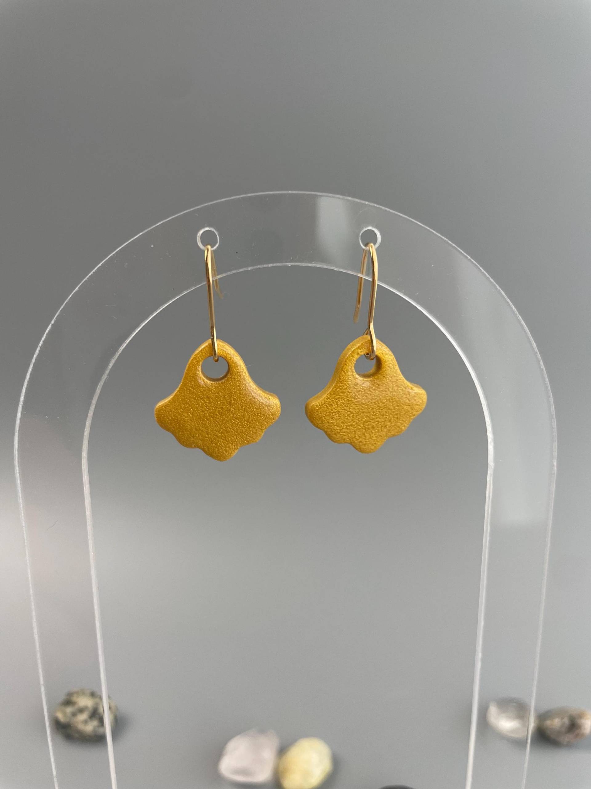 Sparking Earrings Of Golden Polymer Clay Glossy Elegant Aesthetic Hanging Floral Gold Plated Ear Hooks von WowLookAtYou
