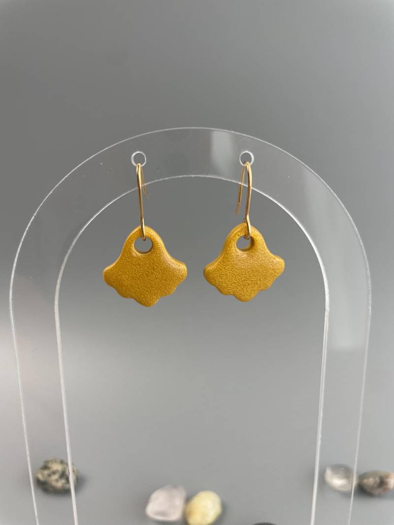 Sparking Earrings Of Golden Polymer Clay Glossy Elegant Aesthetic Hanging Floral Gold Plated Ear Hooks von WowLookAtYou