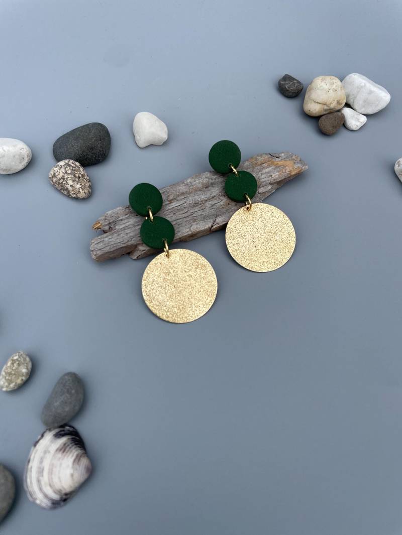 Sparkly Earrings Dark Olive Green Polymer Clay Shimmer Golden Rounds Raw Brass Fimo Schmuck Dangly For Evening Elegant Chic Design von WowLookAtYou