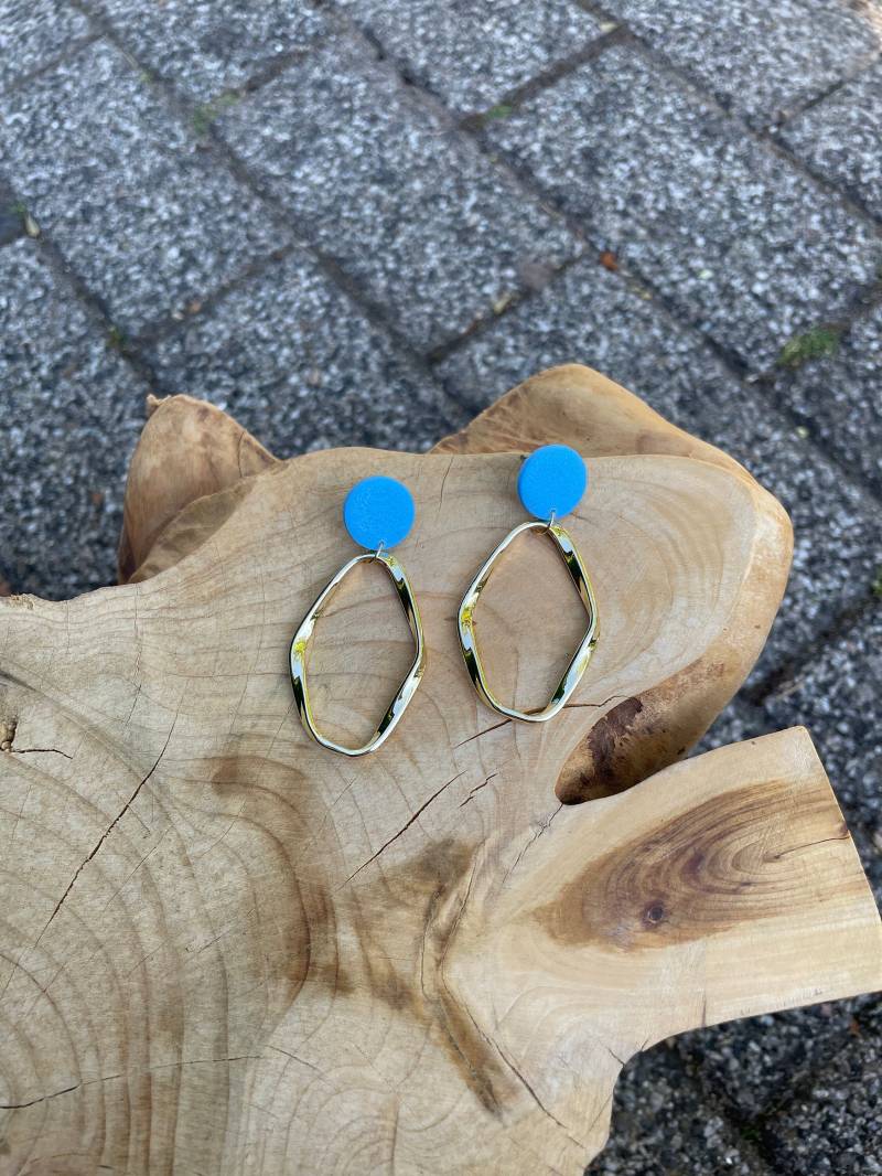 Statement Earrings Golden Loops & Light Blue Polymer Clay Irregular Organic Shape Statement Non-Bending Nails von WowLookAtYou