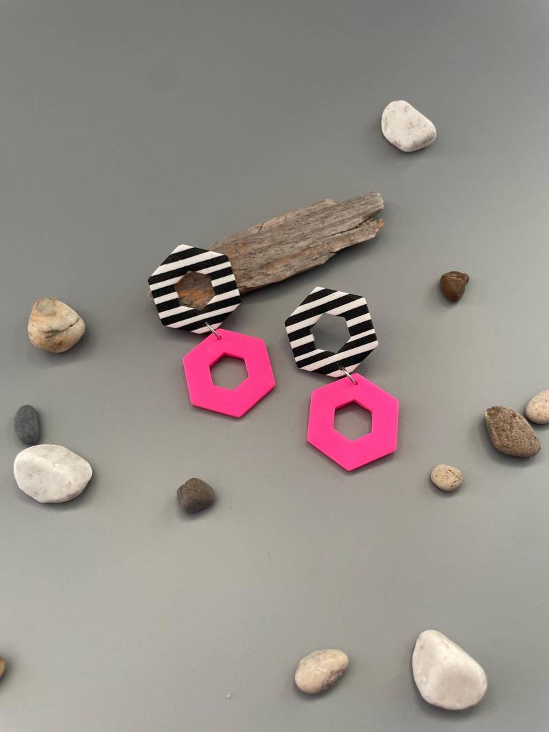 Statement Earrings Hot Pink Black White Stripes Fimo Schmuck Bold Unique Design Statement Neon Earrings Bright Eye-Catching Studs von WowLookAtYou