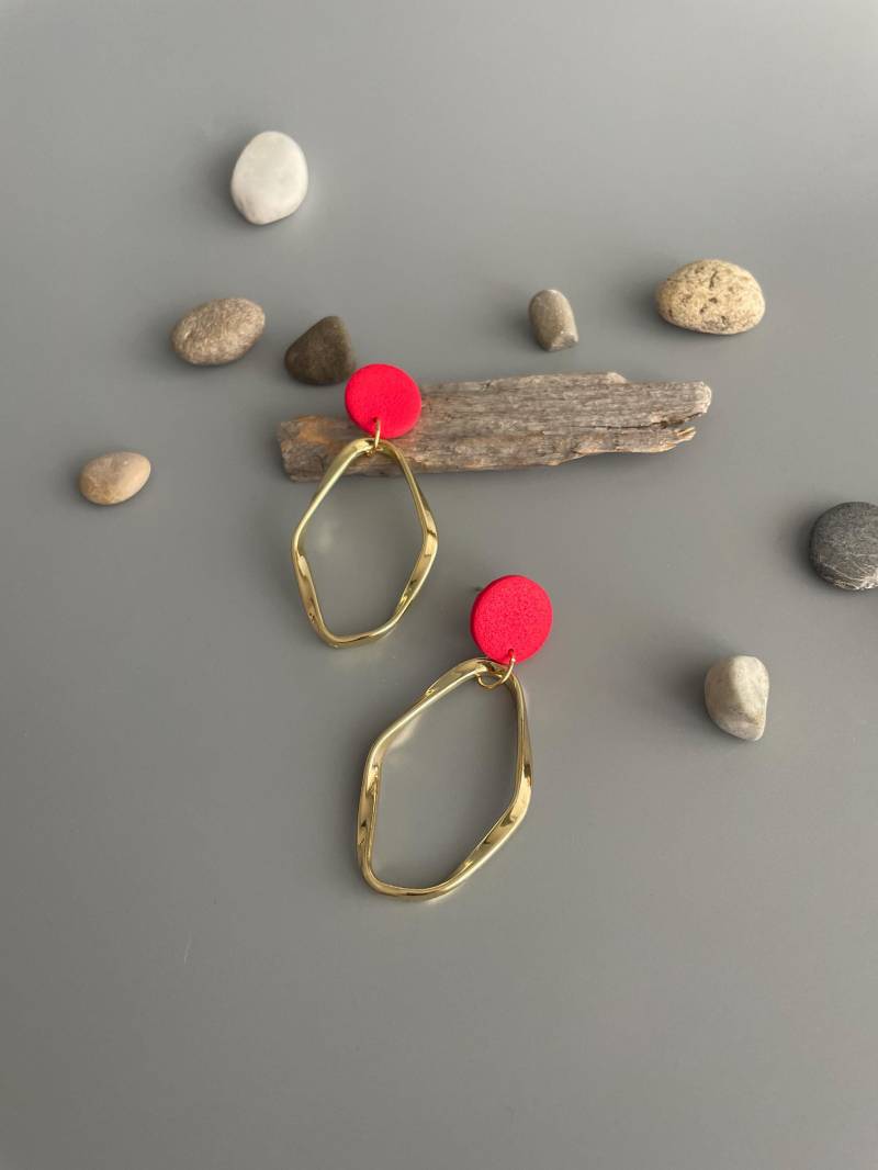 Statement Earrings Red & Golden Loops Irregular Organic Shape Polymer Clay Statement Elegant For Evening von WowLookAtYou