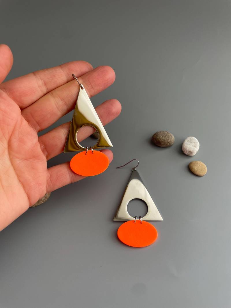 Statement Earrings Triangle Stainless Steel & Neon Orange Big Fimo Schmuck Oversized Geometric Eye-Catching von WowLookAtYou