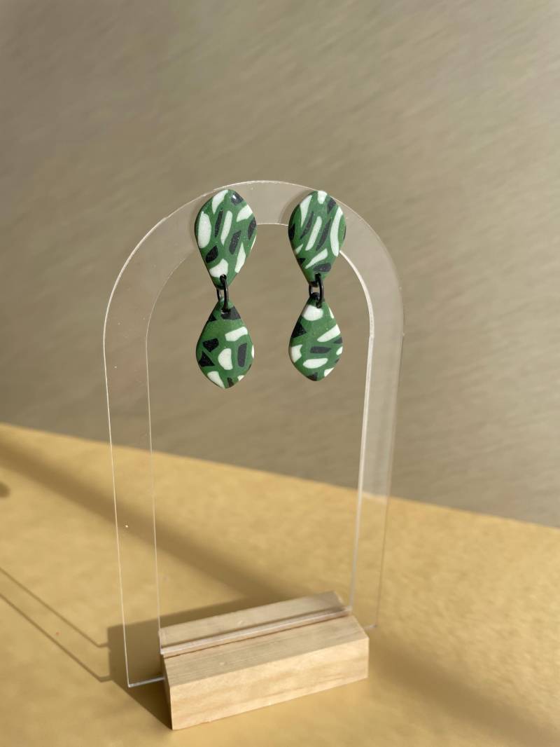 Stud Earring Of Green Black & White Polymer Clay Glossy Dangly Earrings Petal Shape Lightweight Unique Statement Studs Abstract Pattern Stud Earring Of Green Black & White Polymer Clay Glossy Dangly Earrings Petal Shape Lightweight Unique Statement Studs Abstract Pattern von WowLookAtYou