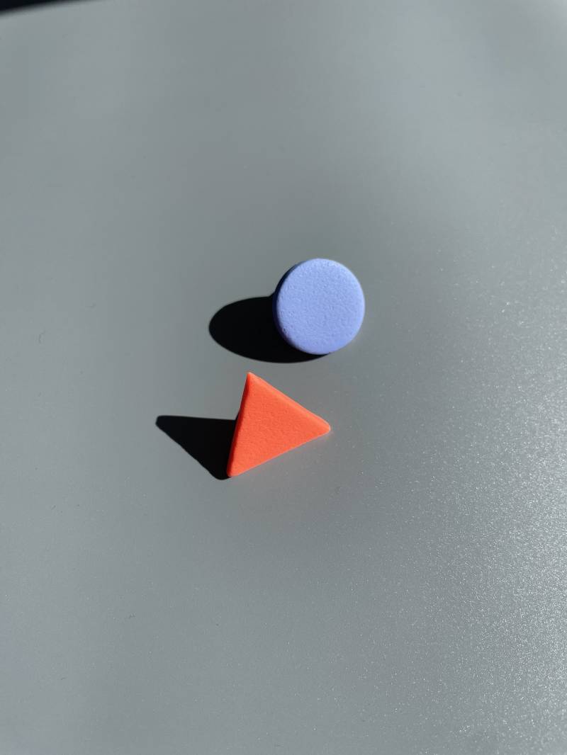 Stud Earrings Geometric Mismatched Hot Orange & Periwinkle Blue Polymer Clay Round Triangle Fimo Schmuck Bright Colourful Studs von WowLookAtYou