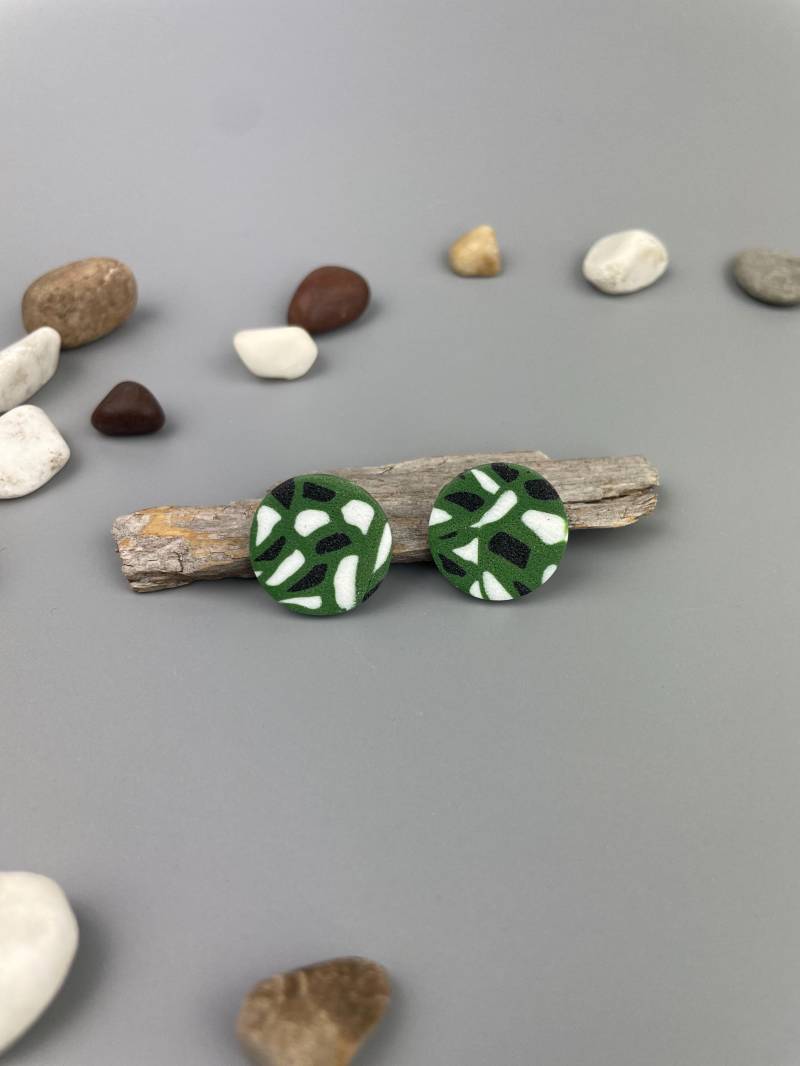 Stud Earrings Of Green Black White Polymer Clay Abstract Pattern Fimo Schmuck Non-Bending Nails Eye-Catching Studs Gift For Her von WowLookAtYou