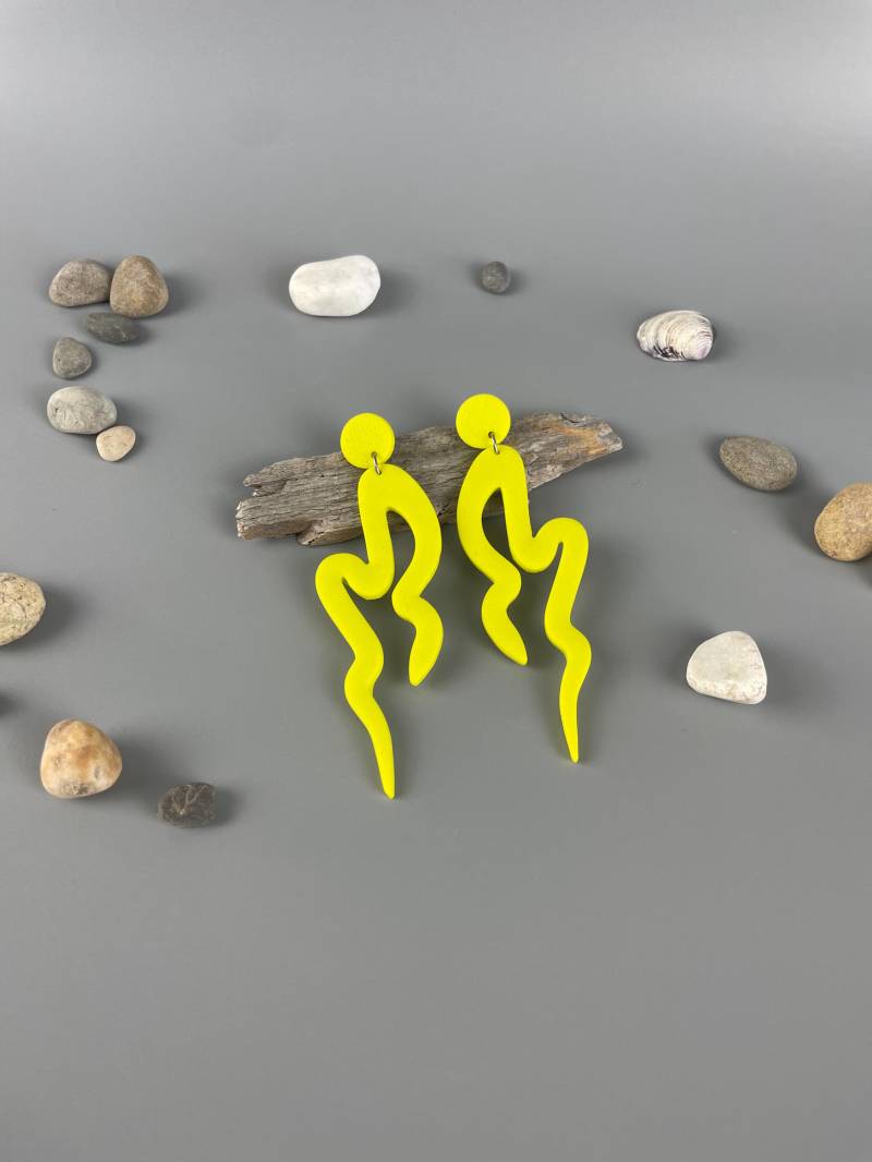 statement Earrings Bright Yellow Polymer Clay Long Abstract Shape Fimo Schmuck Eye-Catching Quirky Non-Bending Nails von WowLookAtYou