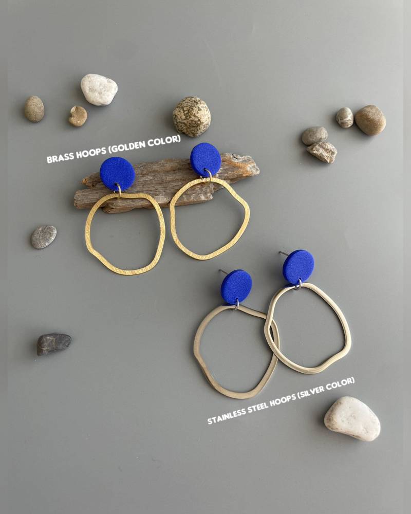 statement Earrings Royal Blue Polymer Clay Golden Silver Colored Irregular Loops Fimo Schmuck Bold Unique Modern Royal Blue Earrings Quirky von WowLookAtYou