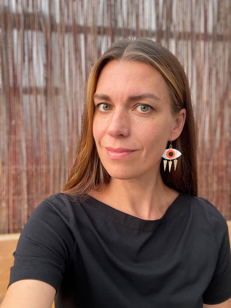 statement Earrings Hanging Eyes With Raw Brass Triangles As Lashes Of Neon Orange & Black Polymer Clay Fimo Schmuck Gold Plated Hooks von WowLookAtYou