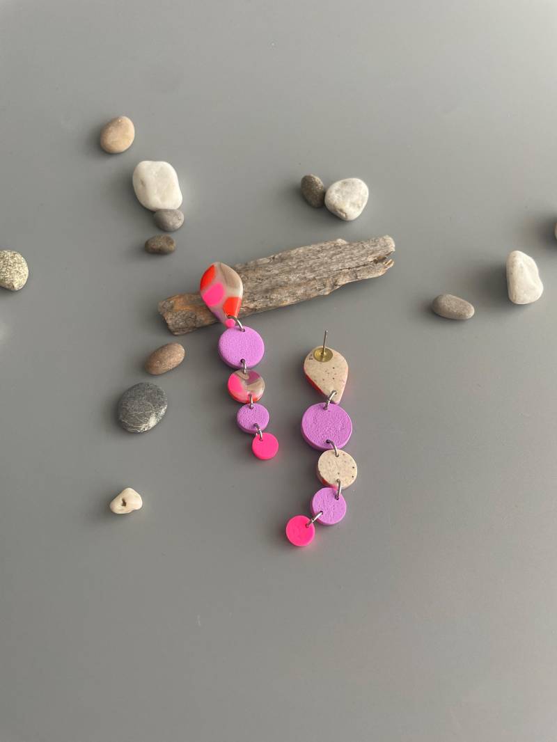 statement Earrings Hot Pink Lavender Beige Abstract Pattern Polymer Clay Long Dangle Fimo Schmuck Non-Bending Nails Ohrringe Bunt von WowLookAtYou