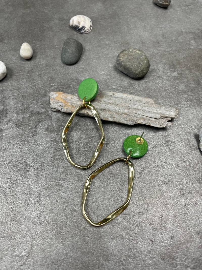 statement Earrings Metallic Olive Polymer Clay Gold Irregular Hoops Fimo Schmuck Modern Gift For Her Lightweight Non-Bending Nails Earrings von WowLookAtYou