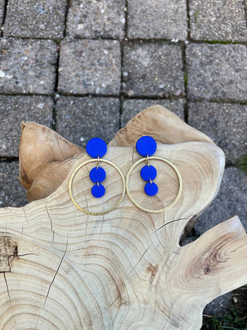 statement Earrings Royal Blue Polymer Clay & Golden Big Brass Elegant Vibrant For Evening Shimmer Hanging Chic von WowLookAtYou