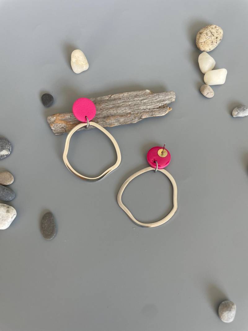 Statement Earrings Of Raspberry Polymer Clay Raw Brass Irregular Loops Stainless Steel Pink Fimo Schmuck For Every Day von WowLookAtYou