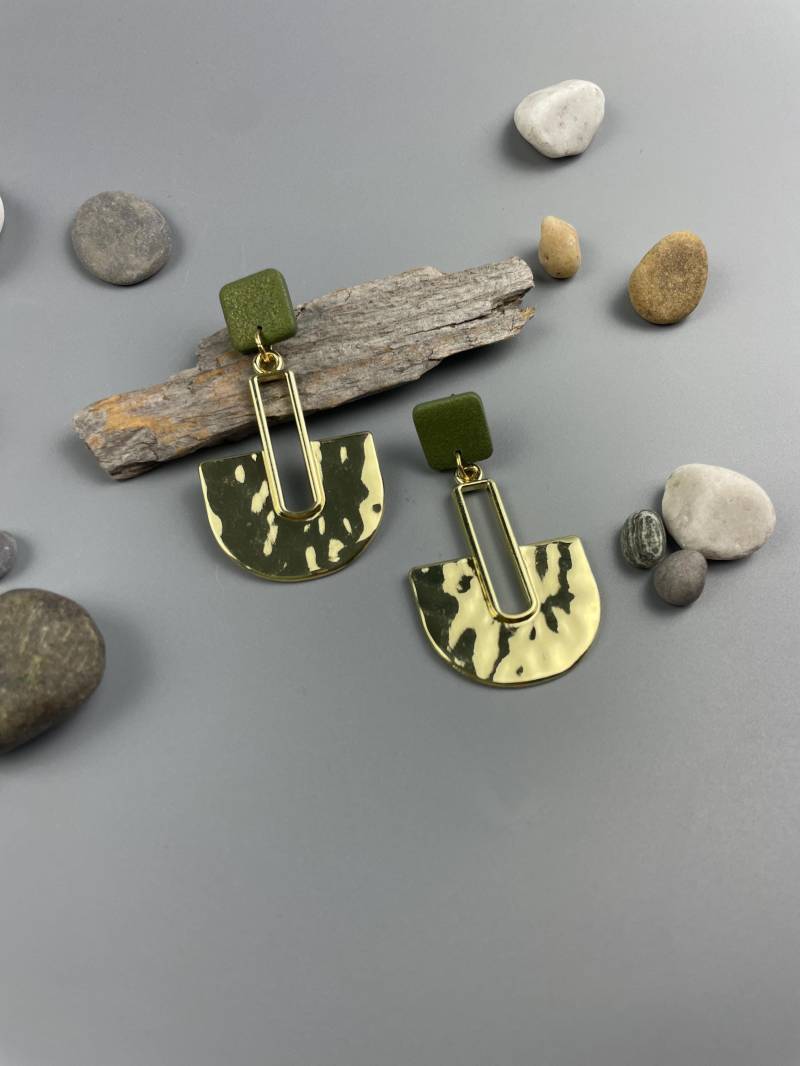 statement Earrings Olive & Golden Of Metallic Green Polymer Clay Gold Colored Dangle For Special Occasion Evening von WowLookAtYou
