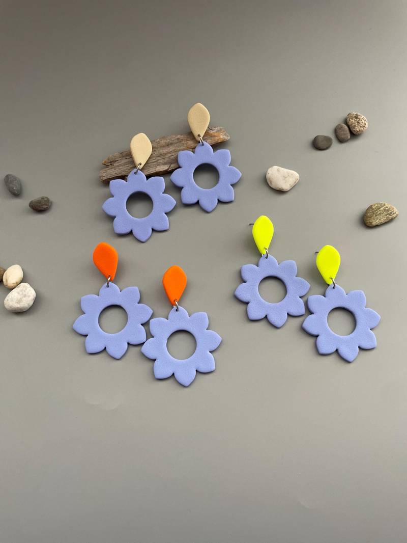 statement Earrings Periwinkle Polymer Clay Orange Neon Beige Petal Fimo Schmuck Multi-Coloured Eye-Catching Vibrant Design Floral von WowLookAtYou