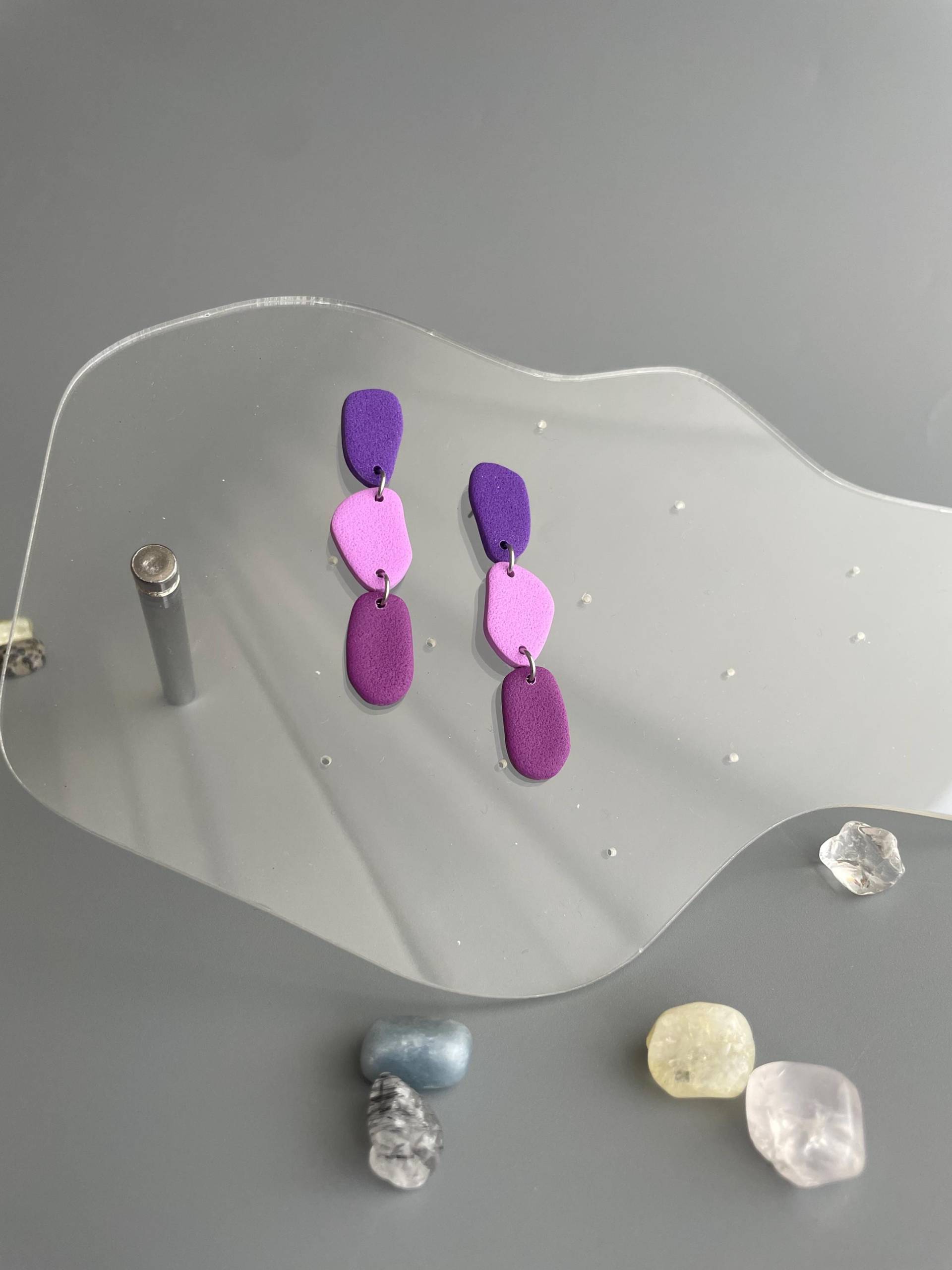 statement Earrings Purple & Lavender Polymer Clay Hanging Organic Shaped For Her Lightweight Vibrant Design von WowLookAtYou