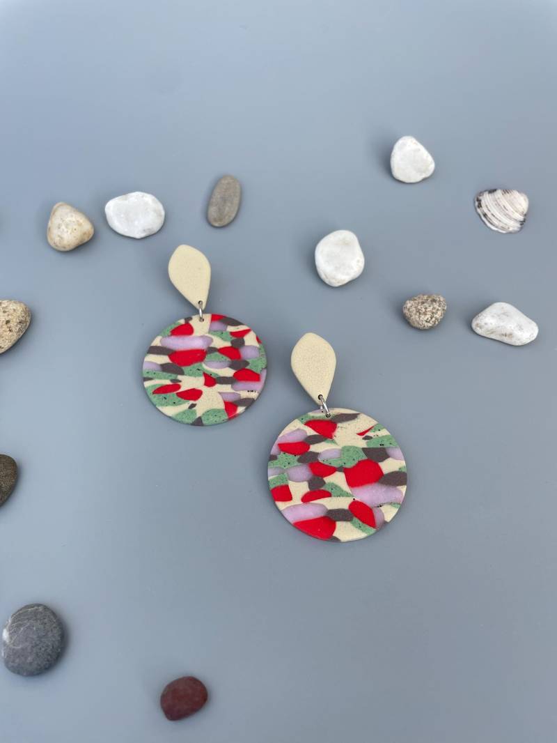 statement Earrings Red Polymer Clay Abstract Green Pattern Big Round Eye-Catching Fimo Schmuck Non-Bending Nails Ohrringe Bunt von WowLookAtYou