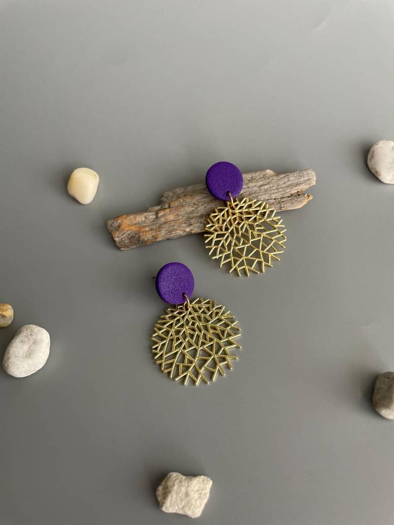 statement Purple Earrings With Golden Abstract Rounds Fimo Schmuck Violet Boho Ohrringe Eye-Catching Gold Color von WowLookAtYou