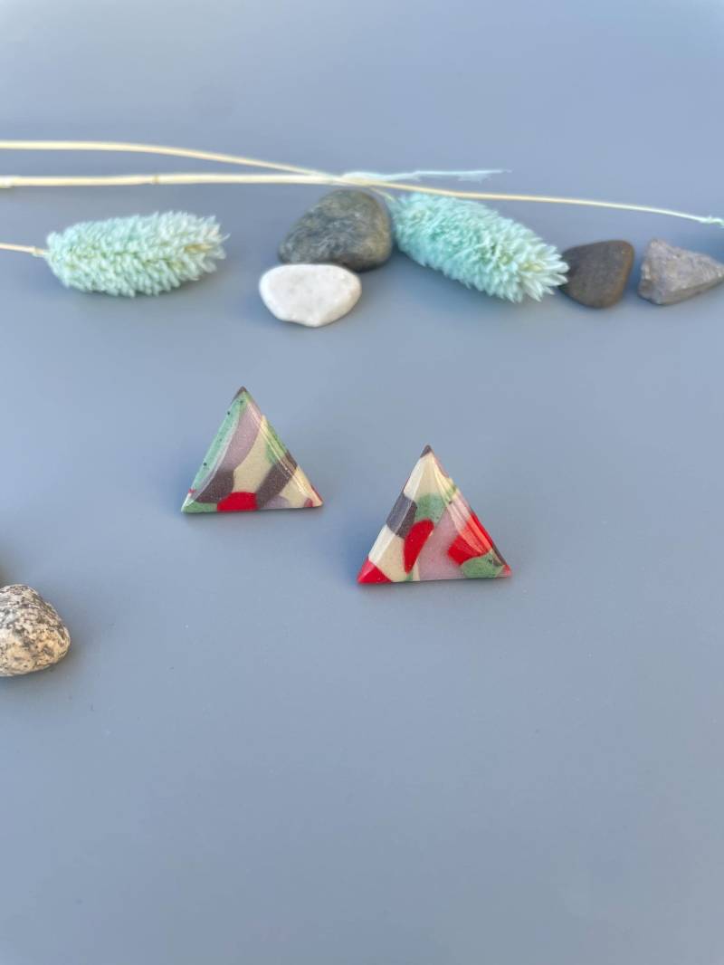 stud Earrings Big Triangles Green Red Beige Colorful Pattern Polymer Clay Eye-Ctaching Gift For Her Fimo Schmuck Eye-Catching Bunt von WowLookAtYou