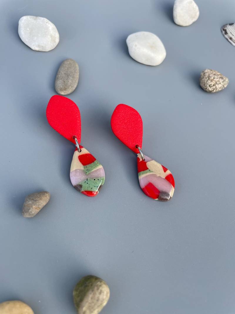 stud Earrings Red Abstract Pattern Polymer Clay Petal Shape Teardrop Gift Fimo Schmuck Non-Bending Nails Dangle Resin Coated von WowLookAtYou