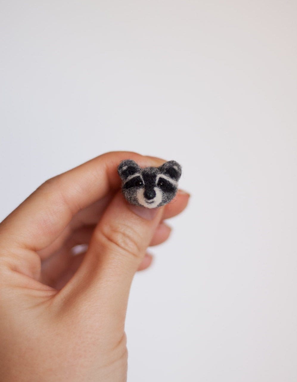 Waschbär Pin, Wald Baby Tier Brosche, Witziger Anstecker, Geschenk Für Tochter, Kleines Beste Freundin Waschbär Pin, Wald Baby Tier Brosche, Witziger Anstecker, Geschenk Für Tochter, Kleines Beste Freundin von WowWowWool