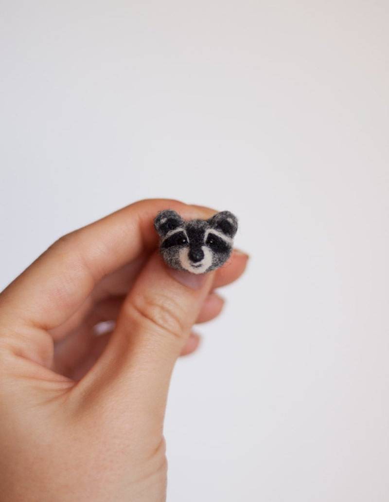 Waschbär Pin, Wald Baby Tier Brosche, Witziger Anstecker, Geschenk Für Tochter, Kleines Beste Freundin Waschbär Pin, Wald Baby Tier Brosche, Witziger Anstecker, Geschenk Für Tochter, Kleines Beste Freundin von WowWowWool