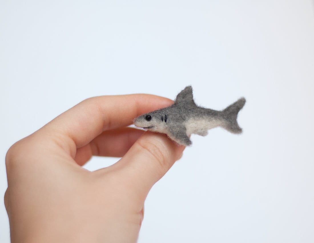 Weißer Hai Anstecknadel, Fisch Brosche, Coworker Promotion, Tauchen, Nadel Gefilzt Baby Skulptur, Strand Schmuck Weißer Hai Anstecknadel, Fisch Brosche, Coworker Promotion, Tauchen, Nadel Gefilzt Baby Skulptur, Strand Schmuck von WowWowWool