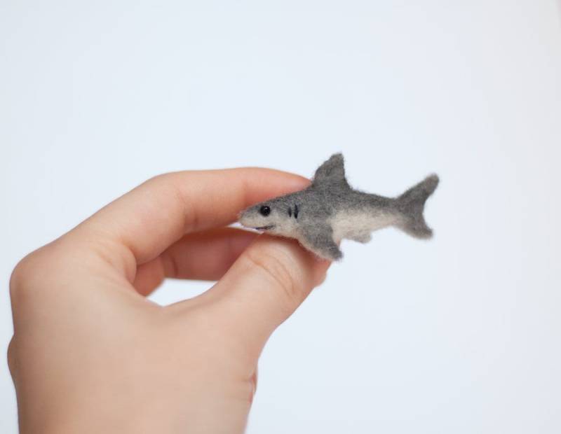 Weißer Hai Anstecknadel, Fisch Brosche, Coworker Promotion, Tauchen, Nadel Gefilzt Baby Skulptur, Strand Schmuck Weißer Hai Anstecknadel, Fisch Brosche, Coworker Promotion, Tauchen, Nadel Gefilzt Baby Skulptur, Strand Schmuck von WowWowWool