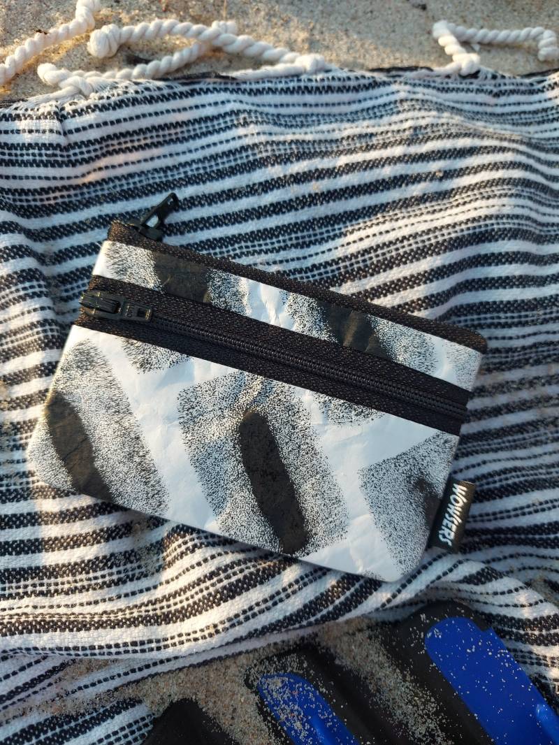 Microbakterie Mini Geldbeutel - Handbedruckt Und Handgemacht, Strapazierfähig Sehr Leicht, Weil Aus Tyvek® | 100 % Polyethylen von WowsersProdukte