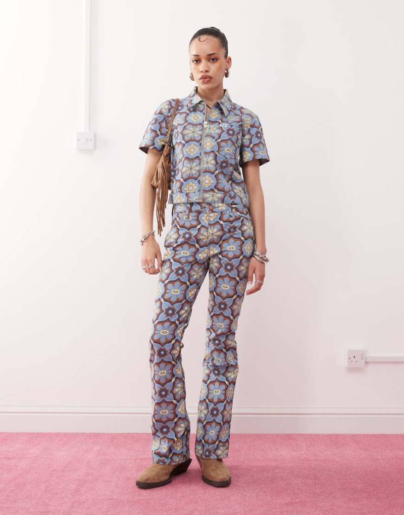 Wrangler - Bootcut-Jeans in Blau mit 70er-Muster, Kombiteil-Bunt von Wrangler