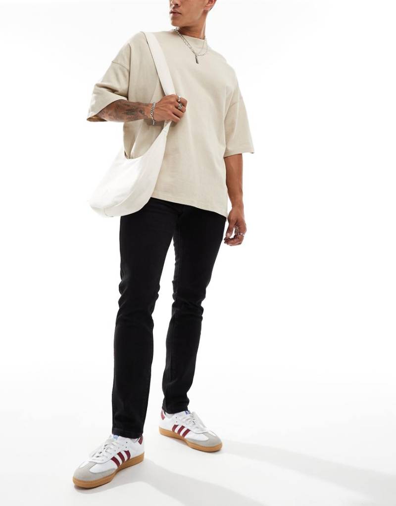 Wrangler - Bryson - Eng geschnittene Jeans in verwaschenem Schwarz von Wrangler