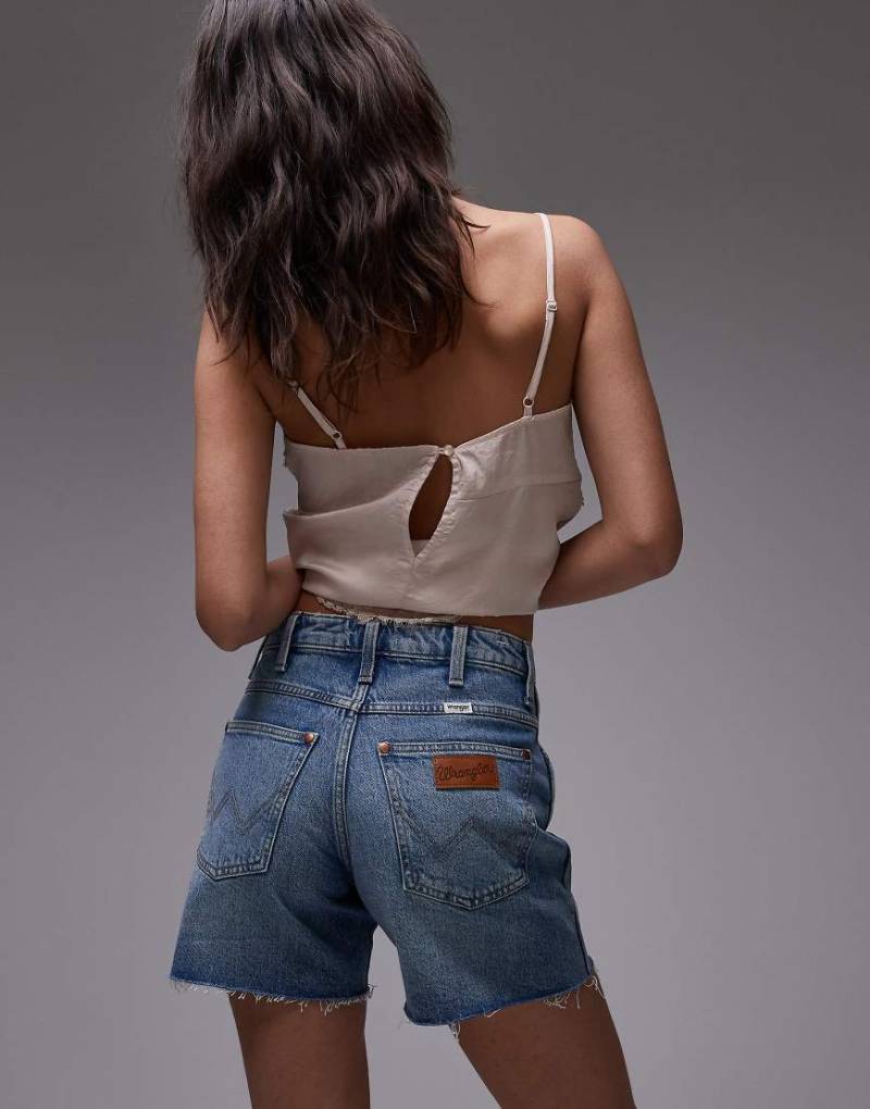 Wrangler - Cowboy-Shorts in mittelblauer Waschung mit zerfranstem Saum, 5 Zoll Schrittlänge von Wrangler