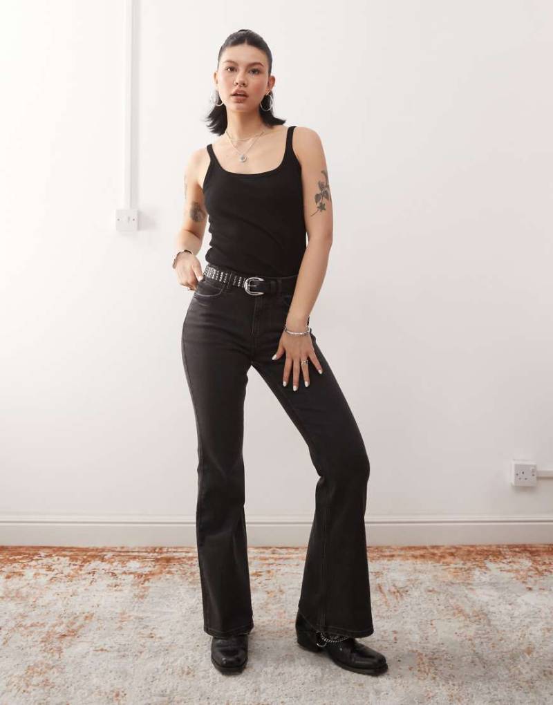 Wrangler - Fierce - Ausgestellte Jeans in Schwarz von Wrangler