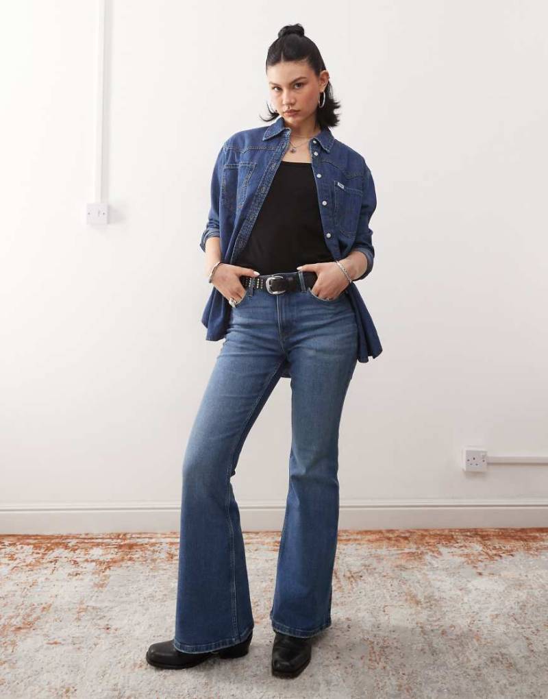 Wrangler - Fierce - Ausgestellte Jeans in verwaschenem Mittelblau von Wrangler