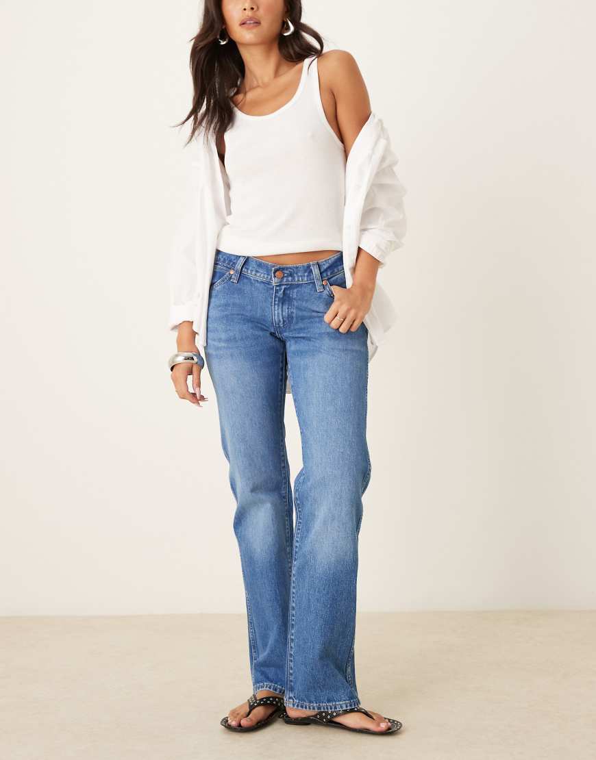 Wrangler - Gerade geschnittene Jeans im Cowboy-Stil in Lagunen-Blau mit niedrigem Bund von Wrangler